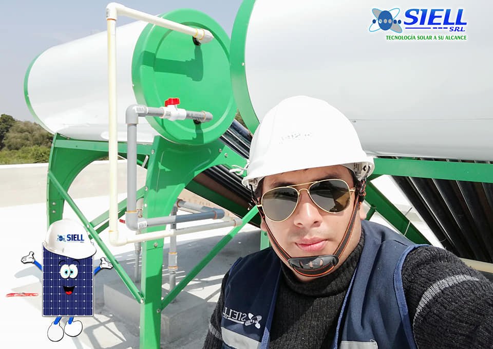 Equipo SIELL SRL instalando paneles solares